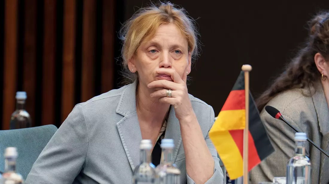 Zuständig für das Elterngeld ist Bundesfamilienministerin Karin Prien (CDU). (Archivfoto) - Bild: Andreas Arnold/dpa