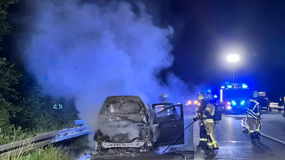 FW Weinheim: Pkw-Brand auf der A5 zwischen Weinheim und Hemsbach. Familie mit zwei Kleinkindern bleibt unverletzt. - Bild: presseportal.de