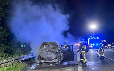 FW Weinheim: Pkw-Brand auf der A5 zwischen Weinheim und Hemsbach. Familie mit zwei Kleinkindern bleibt unverletzt. - Foto: presseportal.de
