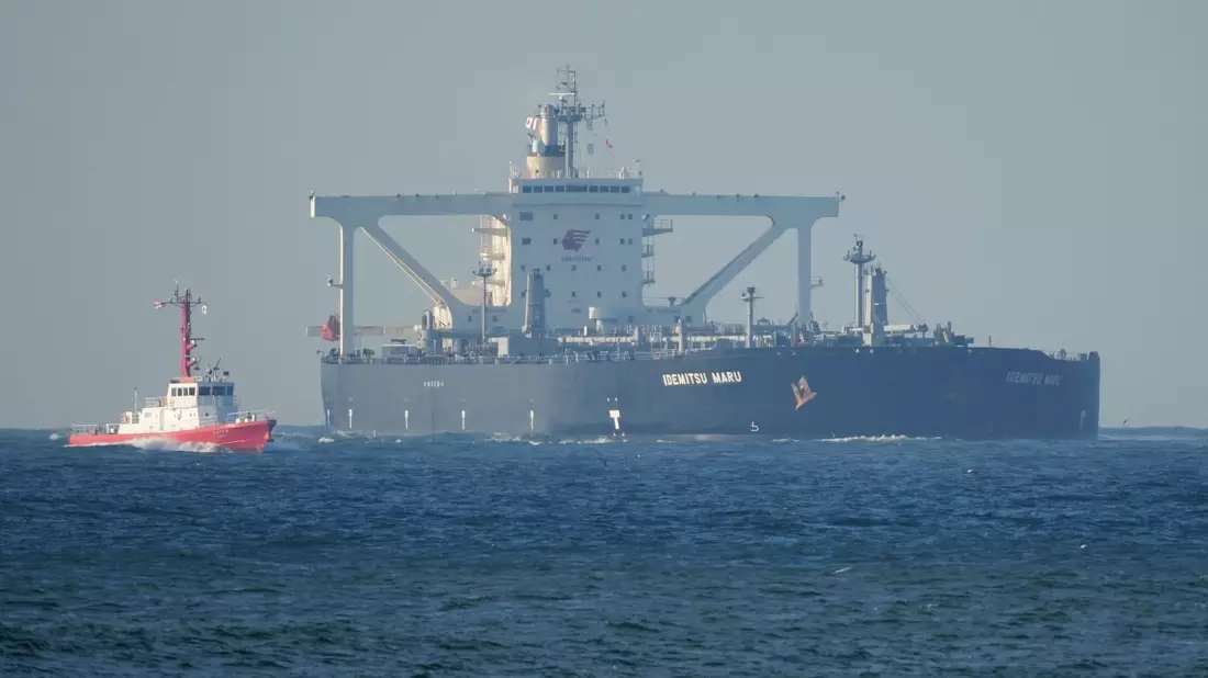 Ein japanischer Öltanker passiert die Straße von Hormus, durch die seit Ausbruch des Iran-Kriegs kaum noch Schiffe fahren konnten. - Bild: --/kyodo/dpa