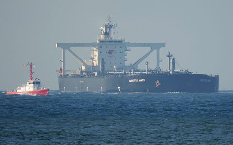 Ein japanischer Öltanker passiert die Straße von Hormus, durch die seit Ausbruch des Iran-Kriegs kaum noch Schiffe fahren konnten. - Foto: --/kyodo/dpa
