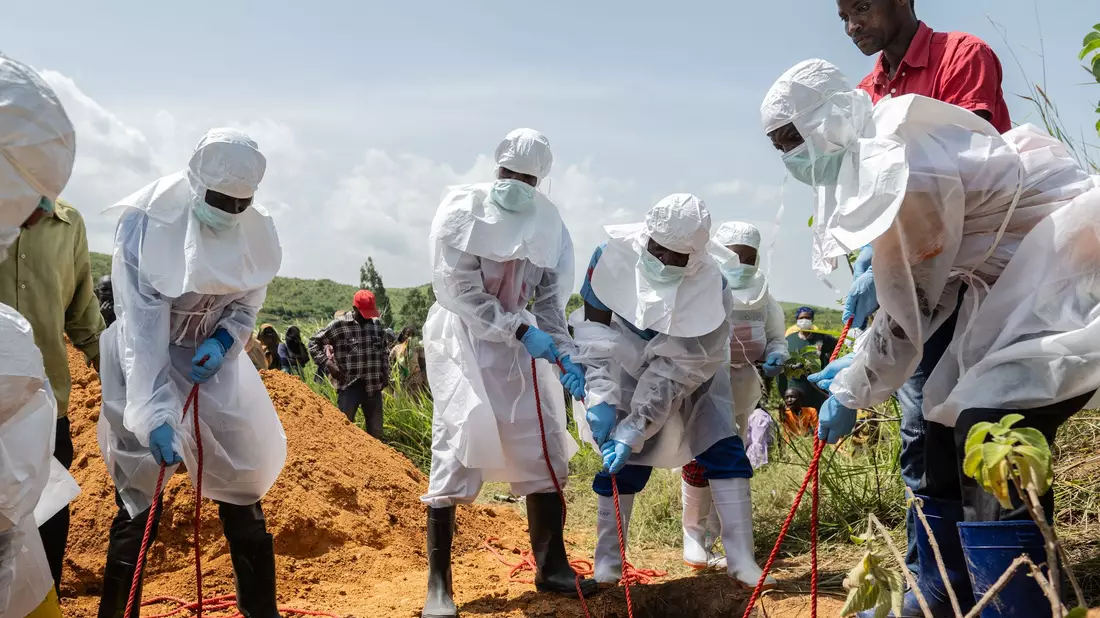 Auch die Leichen verstorbener Ebola-Patienten sind hochansteckend. (Archivbild) - Bild: Moses Sawasawa/AP/dpa