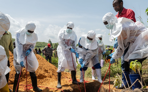 Auch die Leichen verstorbener Ebola-Patienten sind hochansteckend. (Archivbild) - Foto: Moses Sawasawa/AP/dpa
