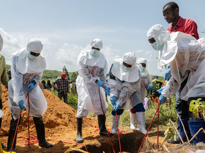 Auch die Leichen verstorbener Ebola-Patienten sind hochansteckend. (Archivbild) - Foto: Moses Sawasawa/AP/dpa