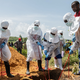 Auch die Leichen verstorbener Ebola-Patienten sind hochansteckend. (Archivbild) - Foto: Moses Sawasawa/AP/dpa