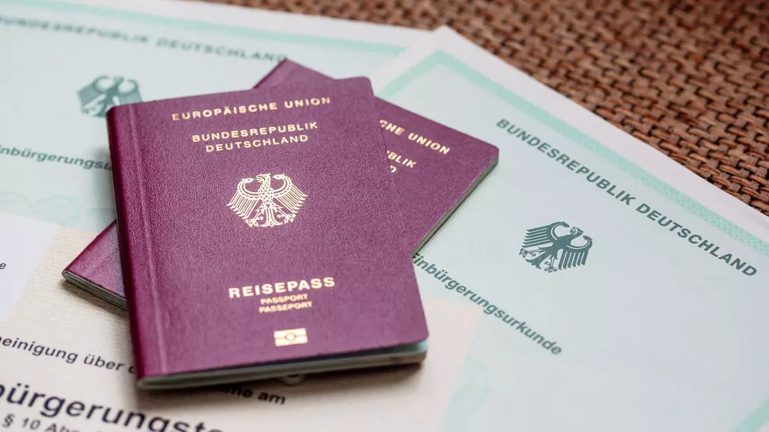 Die Zahl der Einbürgerungen ist zuletzt gestiegen. (Symbolbild) - Bild: Fernando Gutierrez-Juarez/dpa