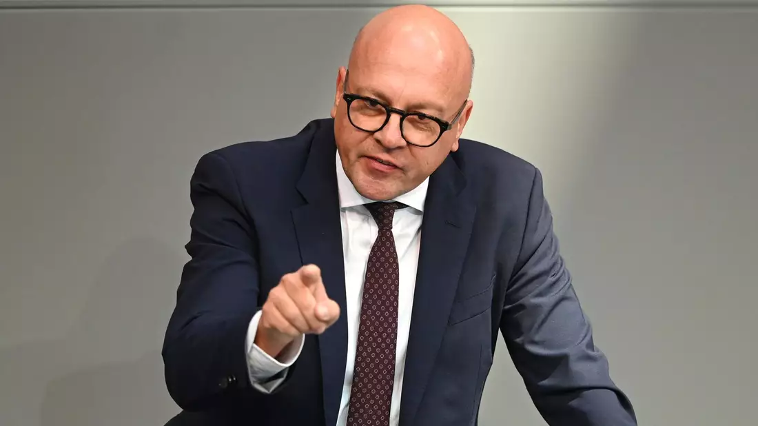 Der Unionspolitiker Alexander Throm spricht sich für Verschärfungen im Einbürgerungsrecht aus. (Archivbild) - Bild: Elisa Schu/dpa