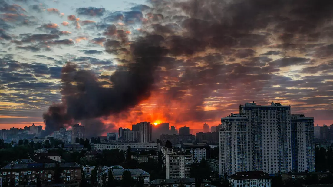 Russland hat die Ukraine in der Nacht zu Sonntag mit einem massiven kombinierten Angriff überzogen.  - Bild: Zoya Shu/AP/dpa