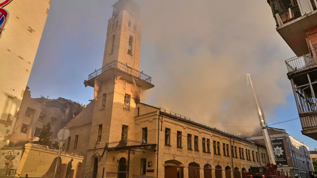 Russland griff laut Militärverwalter Tymur Tkatschenko erstmals gezielt historische Architektur und Gedenkstätten an.  - Bild: Efrem Lukatsky/AP/dpa