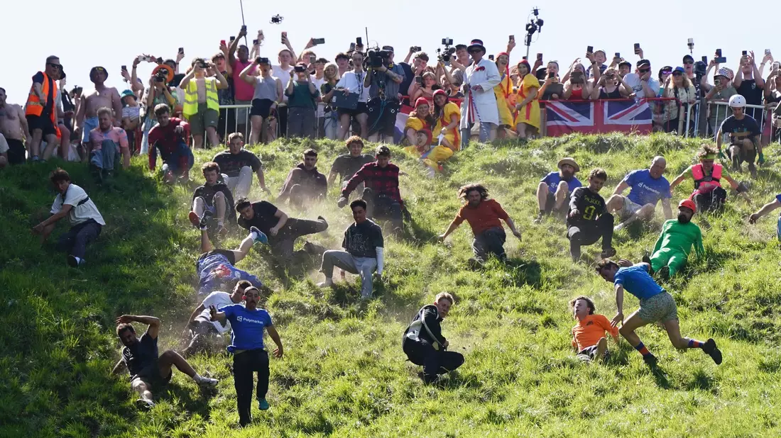 Das Käserennen in England hat Tradition.  - Bild: Jacob King/PA Wire/dpa