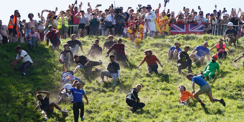 Das Käserennen in England hat Tradition.  - Foto: Jacob King/PA Wire/dpa