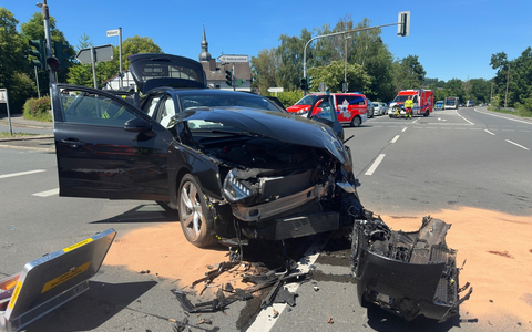FW-EN: Schwerer Verkehrsunfall im Kreuzungsbereich - Foto: presseportal.de