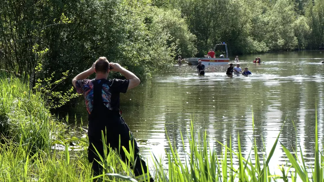 Taucher entdeckten das Mädchen leblos unter Wasser.  - Bild: Marcel Zimmering/NonstopNews /dpa