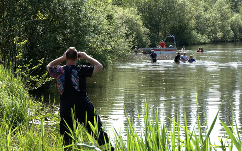 Taucher entdeckten das Mädchen leblos unter Wasser.  - Foto: Marcel Zimmering/NonstopNews /dpa