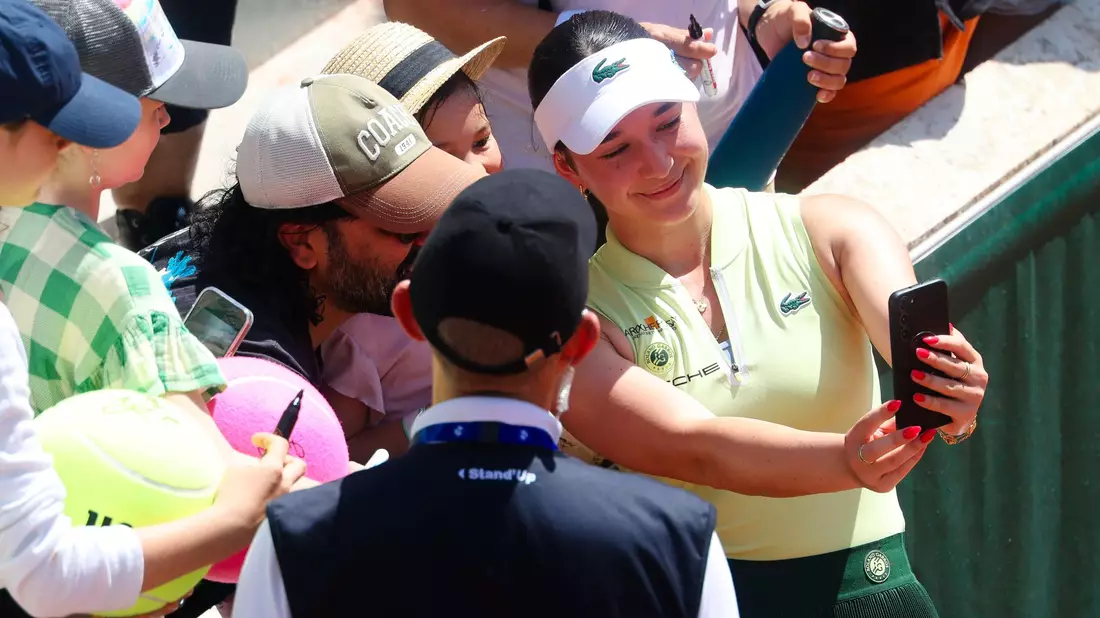 Machte nach ihrem Sieg ein Selfie mit den Fans: Eva Lys. - Bild: Frank Molter/dpa
