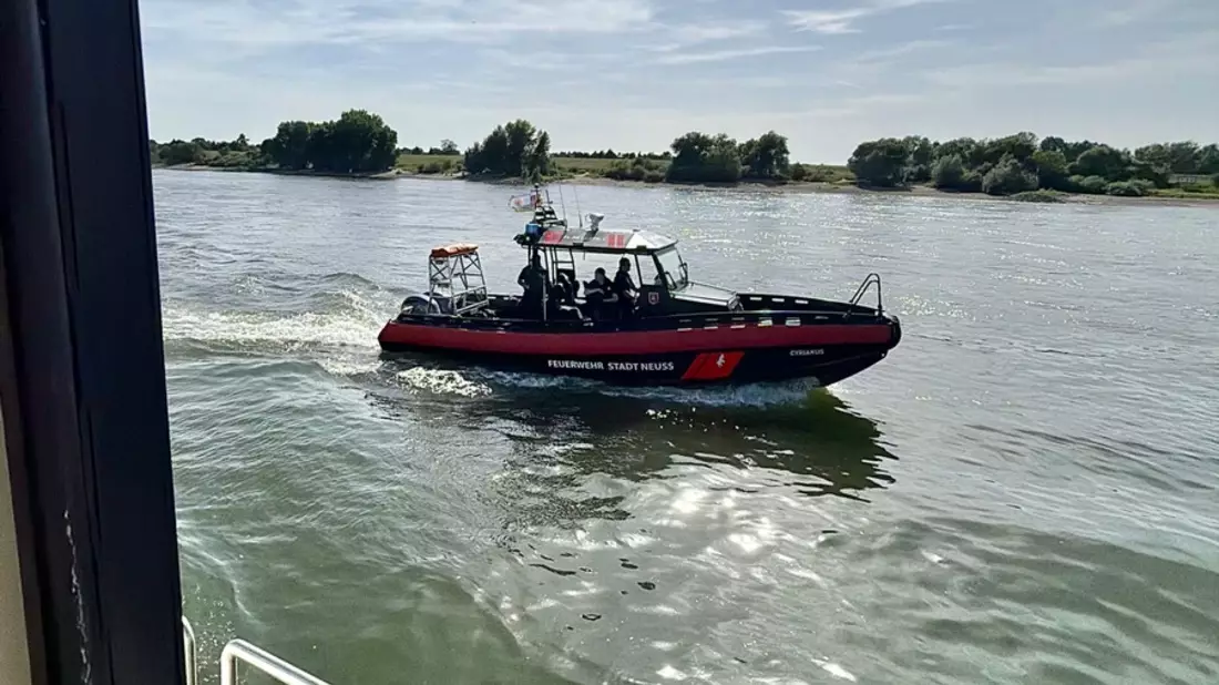 FW-NE: Mehrere Personen im Rhein | Einsatz am Sporthafen in Neuss Grimlinghausen - Bild: presseportal.de