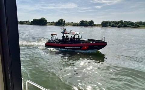 FW-NE: Mehrere Personen im Rhein | Einsatz am Sporthafen in Neuss Grimlinghausen - Foto: presseportal.de