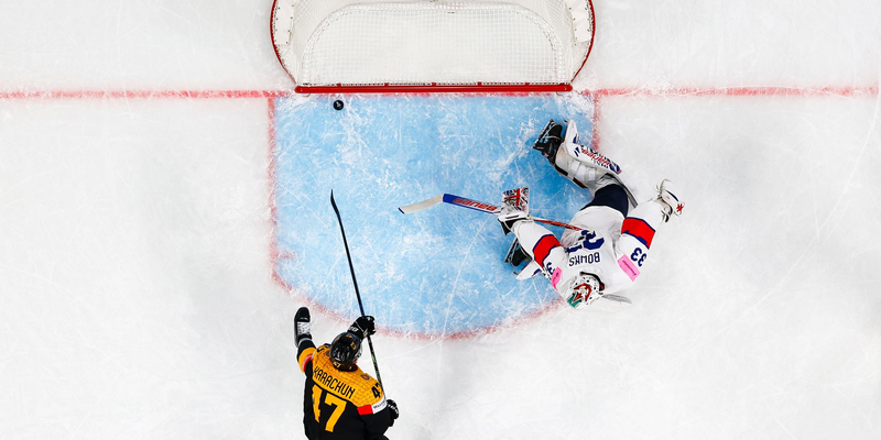 Alexander Karachun brachte die deutsche Eishockey-Nationalmannschaft zum Vorrunden-Abschluss in Führung. - Foto: Andreas Becker/Keystone/dpa