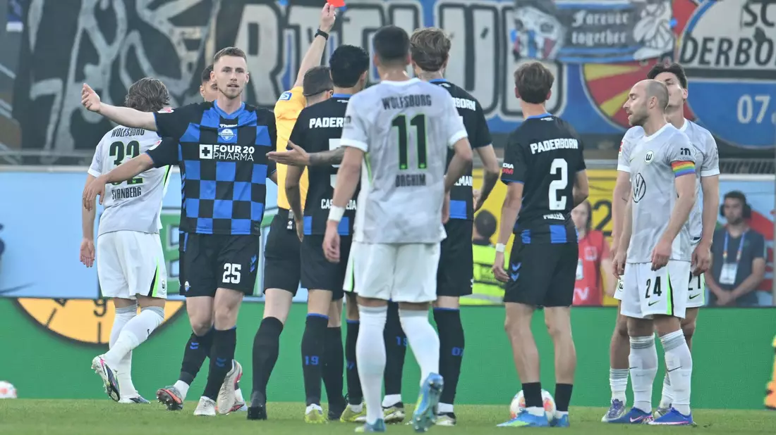Wolfsburg musste früh mit einem Mann weniger auskommen. - Bild: Swen Pförtner/dpa