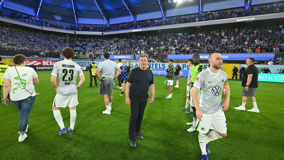 Trainer Dieter Hecking und Christian Eriksen sind geknickt. - Bild: Swen Pförtner/dpa