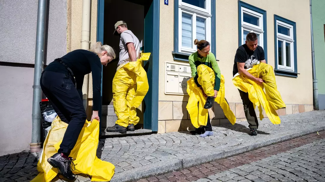 Tatortreiniger arbeiten in Ganzkörper-Schutzanzügen, mit Atemschutzmasken und Spezialhandschuhen, um sich vor Infektionen durch Krankheitserreger zu schützen. - Bild: Jacob Schröter/dpa