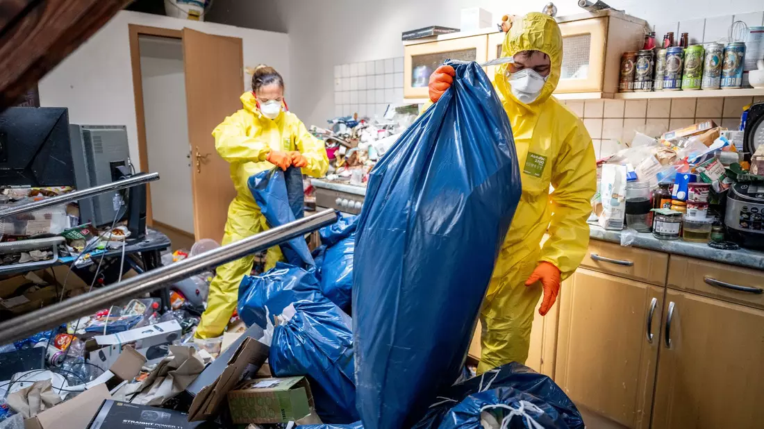 Unzählige Müllsäcke sind zu packen, bis die Wohnung geräumt ist. - Bild: Jacob Schröter/dpa