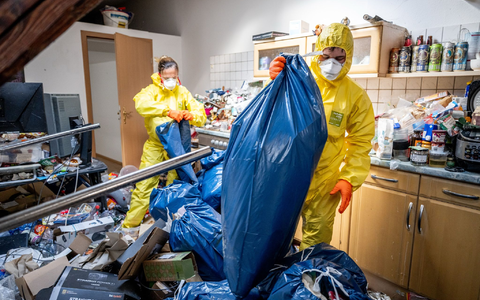 Unzählige Müllsäcke sind zu packen, bis die Wohnung geräumt ist. - Foto: Jacob Schröter/dpa