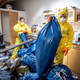 Unzählige Müllsäcke sind zu packen, bis die Wohnung geräumt ist. - Foto: Jacob Schröter/dpa