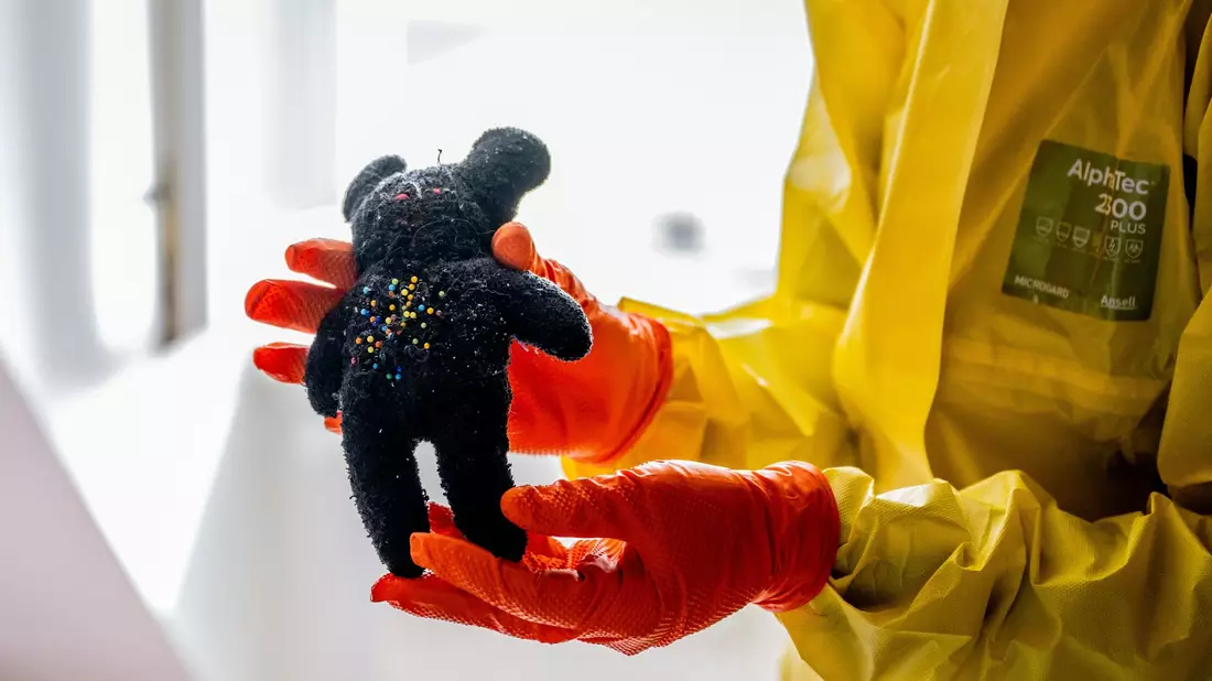 Immer wieder stoßen die Tatortreiniger bei ihrer Arbeit auf Gegenstände, die vom Alltag der Verstorbenen erzählen. - Bild: Jacob Schröter/dpa