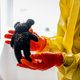 Immer wieder stoßen die Tatortreiniger bei ihrer Arbeit auf Gegenstände, die vom Alltag der Verstorbenen erzählen. - Foto: Jacob Schröter/dpa