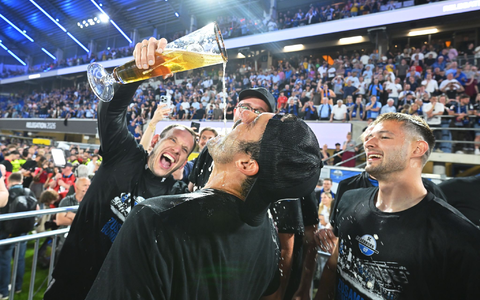 Ausgelassen feierten die Paderborner mit ihren Fans. - Foto: Swen Pförtner/dpa