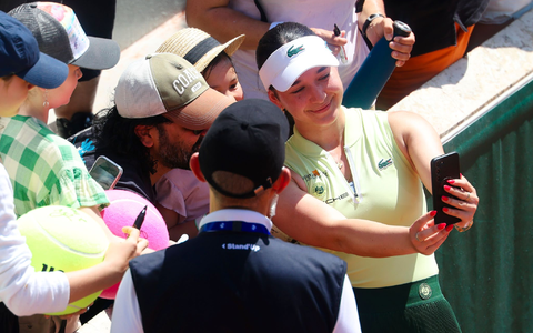 Eva Lys macht Selfies mit den Fans. - Foto: Frank Molter/dpa