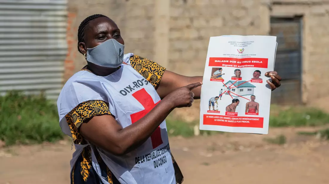 Helfer des Roten Kreuzes betreiben Aufklärung über Ebola - aber zahlreiche Menschen in der betroffenen Region halten die Krankheit für einen Mythos. - Bild: Moses Sawasawa/AP/dpa