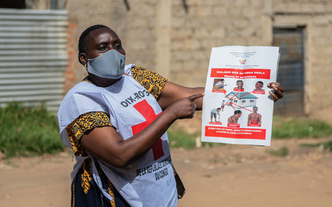 Helfer des Roten Kreuzes betreiben Aufklärung über Ebola - aber zahlreiche Menschen in der betroffenen Region halten die Krankheit für einen Mythos. - Foto: Moses Sawasawa/AP/dpa