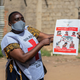 Helfer des Roten Kreuzes betreiben Aufklärung über Ebola - aber zahlreiche Menschen in der betroffenen Region halten die Krankheit für einen Mythos. - Foto: Moses Sawasawa/AP/dpa