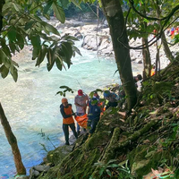 Die beiden Österreicher stürzten von einer Hängebrücke in die Tiefe, nachdem mehrere Holzbalken eingestürzt waren.  - Foto: -/Maumere Search and Rescue Office/dpa