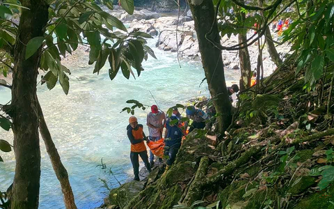 Die beiden Österreicher stürzten von einer Hängebrücke in die Tiefe, nachdem mehrere Holzbalken eingestürzt waren.  - Foto: -/Maumere Search and Rescue Office/dpa
