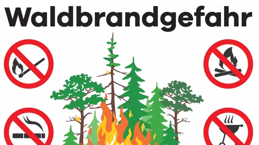 FW-MG: Vegetationsbrand in Odenkirchen - Feuerwehr löscht brennenden Holzverschlag im Wald - Bild: presseportal.de