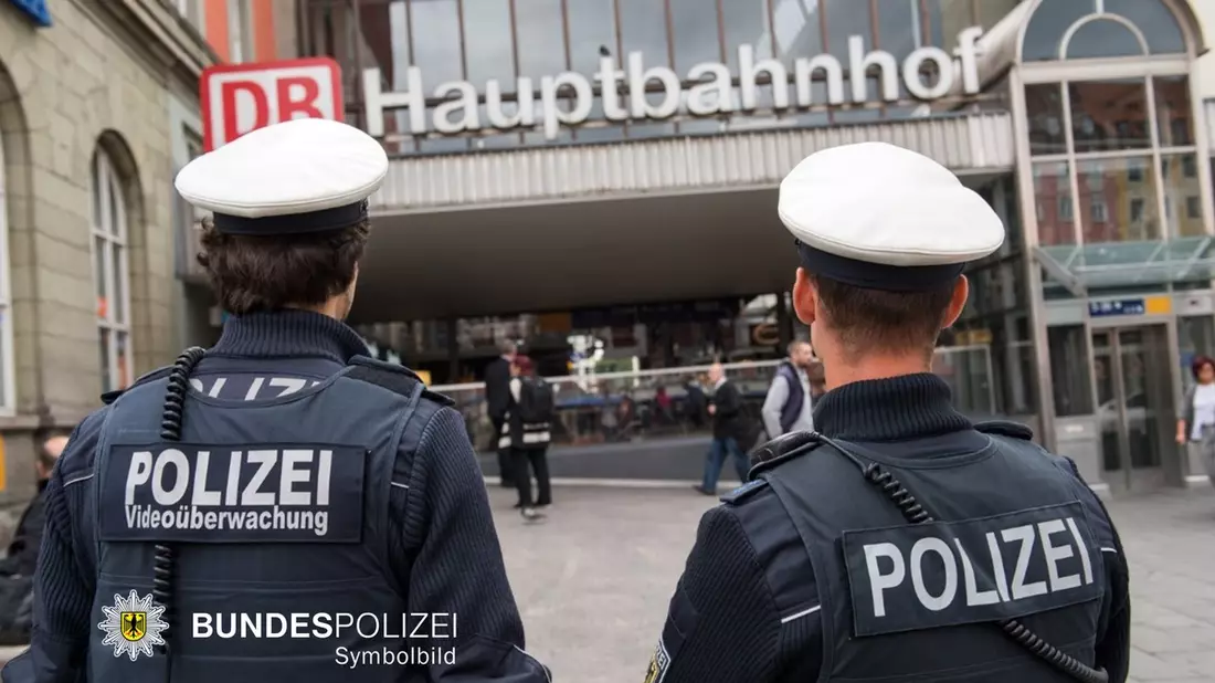 Bundespolizeidirektion München: Auseinandersetzung zwischen Fußballfans // Flaschenwurf am Hauptbahnhof München - Bild: presseportal.de
