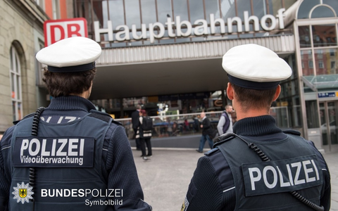 Bundespolizeidirektion München: Auseinandersetzung zwischen Fußballfans // Flaschenwurf am Hauptbahnhof München - Foto: presseportal.de