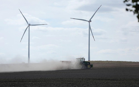 Bauer mit Traktor (Archiv) - Foto: via dts Nachrichtenagentur