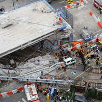 Bei Abrissarbeiten im Stadtzentrum von Seoul sind Teile einer Straßenüberführung eingestürzt. - Foto: Choi Jae-gu/YONHAP/AP/dpa