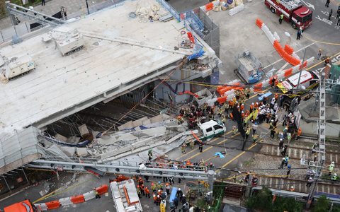 Bei Abrissarbeiten im Stadtzentrum von Seoul sind Teile einer Straßenüberführung eingestürzt. - Foto: Choi Jae-gu/YONHAP/AP/dpa