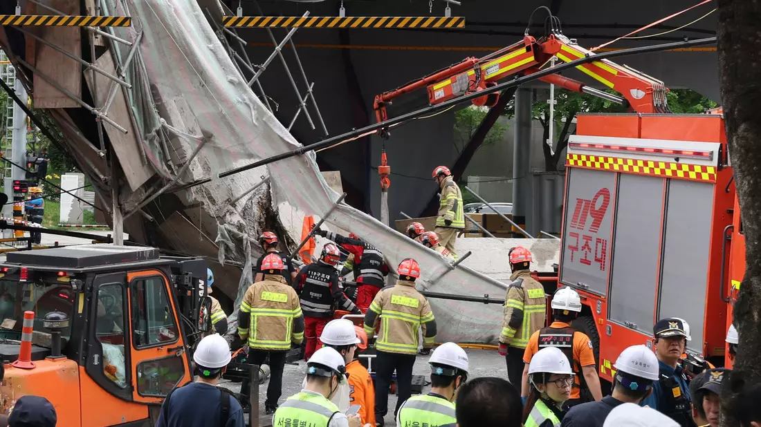 Drei Personen sind bei dem Einsturz verletzt worden. - Bild: Lee Ji-eun/YONHAP/AP/dpa