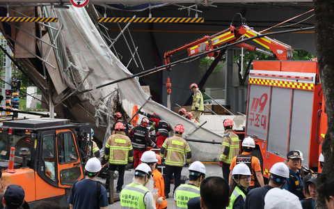 Drei Personen sind bei dem Einsturz verletzt worden. - Foto: Lee Ji-eun/YONHAP/AP/dpa