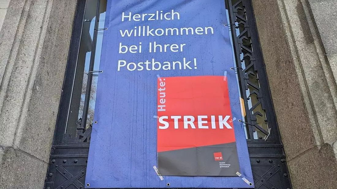Streik-Hinweis an einer Postbank-Filiale (Archiv) - Bild: via dts Nachrichtenagentur