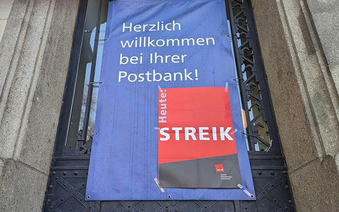 Streik-Hinweis an einer Postbank-Filiale (Archiv) - Foto: via dts Nachrichtenagentur