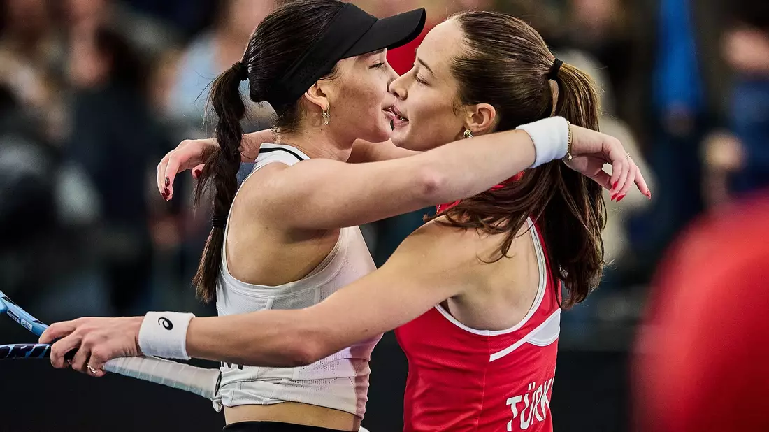 Verstehen sich abseits des Feldes prächtig: Eva Lys (l) und Zeynep Sonmez. (Archivbild) - Bild: Mathias Schulz/dpa