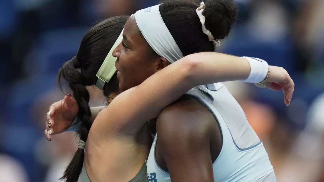 Coco Gauff (r) umarmt Eva Lys nach einem Match. (Archivbild) - Bild: Andy Wong/AP/dpa