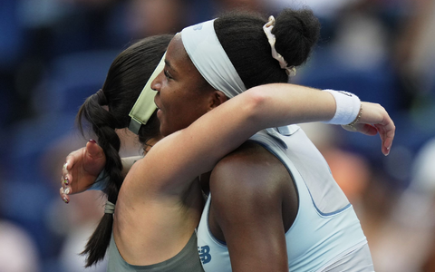 Coco Gauff (r) umarmt Eva Lys nach einem Match. (Archivbild) - Foto: Andy Wong/AP/dpa